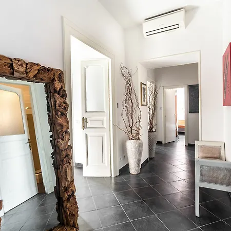 Little Rose Bed & Breakfast 3*